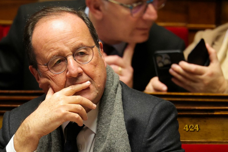 François Hollande à Paris, le 4 décembre 2025. ( AFP / THOMAS SAMSON )