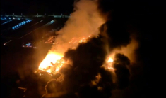 Capture d'écran d'une vidéo du ministère de la Sécurité de la province de Buenos Aires, montrant un incendie consécutif à une explosion sur une zone industrielle d'Ezeiza, au sud de la capitale argentine, le 14 novembre 2025 ( Ministry of Security of the Province of Buenos Aires / Handout )