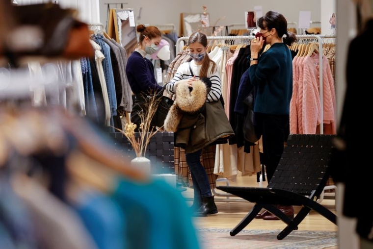 FRANCE: LES COMMERCES ROUVRENT POUR TENTER DE LIMITER LA CASSE EN 2020