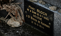 La plaque funéraire de l'historien-résistant Marc Bloch sur sa sépulture au cimetière de Le Bourg-d'Hem, dans la Creuse, le 1er juin 2026  ( AFP / Philippe LOPEZ )