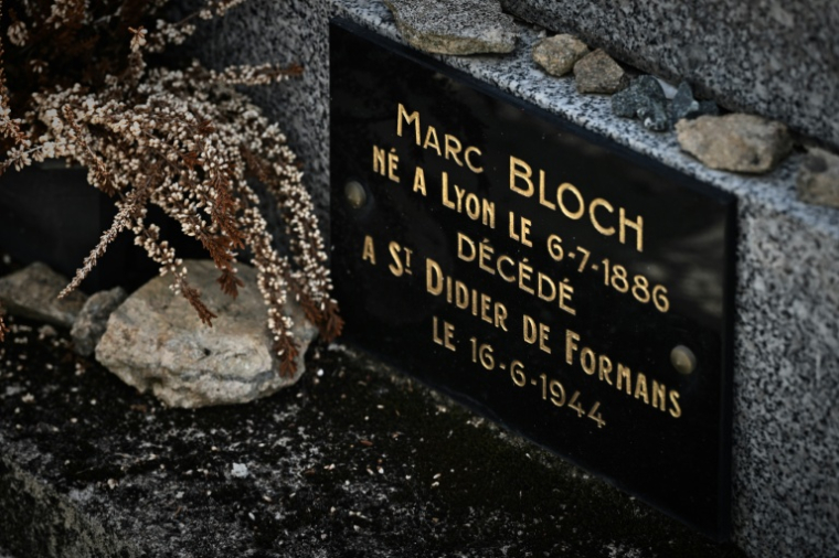 La plaque funéraire de l'historien-résistant Marc Bloch sur sa sépulture au cimetière de Le Bourg-d'Hem, dans la Creuse, le 1er juin 2026  ( AFP / Philippe LOPEZ )