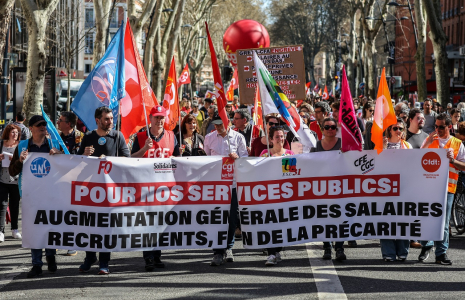 Une manifestation pour la défense des services publics à Toulouse en mars 2024. (Frederic Scheiber / Hans Lucas / Hans Lucas via AFP)