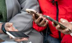 Des lycéens regardent leurs téléphones avant la classe au Lycée Jean Mermoz de Montsoult (Val d'Oise), le 14 janvier 2026 ( AFP / BERTRAND GUAY )