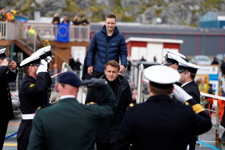 Le président français Emmanuel Macron et le Premier ministre du Groenland Jens-Frederik visitent la frégate danoise F363 Niels Juel à Nuuk, au Groenland