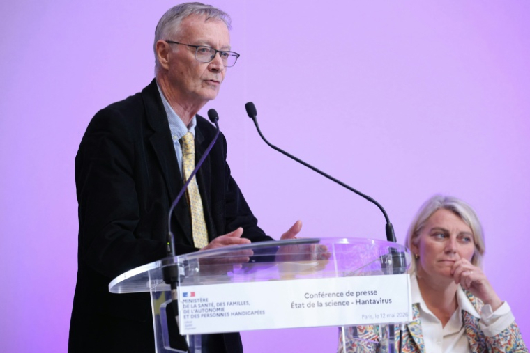 Le médecin épidémiologiste Antoine Flahaul (g) aux côtés de la ministre de la Santé, Stéphanie Rist, lors d'une conférence de presse sur la situation concernant le hantavirus, le 12 mai 2026 à Paris ( AFP / Thomas SAMSON )