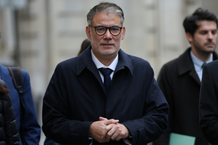 Le premier secrétaire du Parti socialiste Olivier Faure arrive pour une rencontre avec le Premier ministre Sébastien Lecornu, le 3 octobre 2025 à Paris ( AFP / Anne-Christine POUJOULAT )