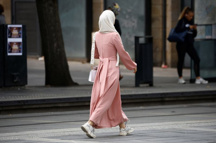 Photo d'une femme en abaya