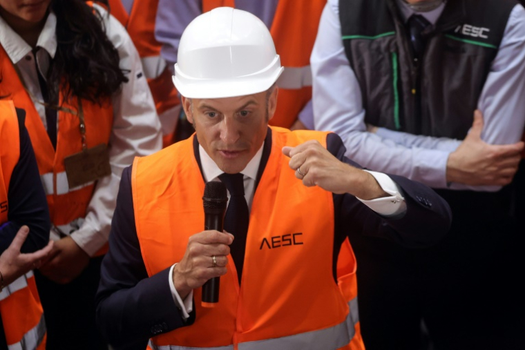Le président Emmanuel Macron lors d'une visite d'une usine de batteries électriques flambant neuve du groupe sino-japonais AESC, à Douai dans le Nord, le 3 juin 2025 ( POOL / Teresa SUAREZ )