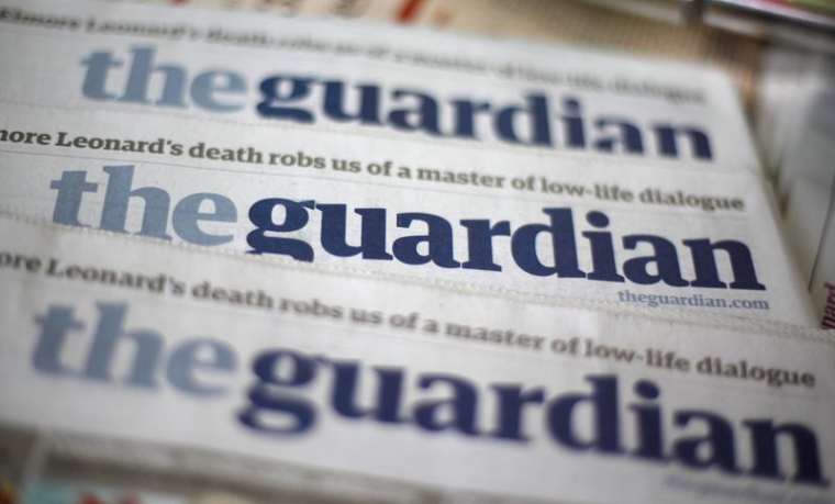 Des exemplaires du journal The Guardian chez un marchand de journaux à Londres