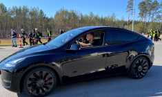 Un client conduit son nouveau Model Y après une cérémonie à l'intérieur de la nouvelle Gigafactory de Tesla pour voitures électriques à Grünheide