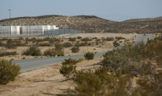 Un centre de rétention opéré par CoreCivic à California City, aux Etats-Unis, le 10 juillet 2025 ( AFP / Patrick T. Fallon )