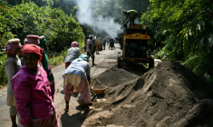Des ouvriers attelés à la construction d'une route traversant des terres forestières dans le cadre d'un projet de grands travaux, le 26 mars 2026 près de Campbell Bay, sur l'île de Grande Nicobar, dans l'archipel indien des Andaman-et-Nicobar  ( AFP / R. Satish BABU )