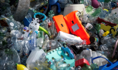 Bidons, bouteilles, filets de pêches, jouets d'enfants: toutes sortes de déchets plastiques sont utilisés par l'artiste et activiste canadien Benjamin Von Wong dans son installation intitulée "le fardeau du penseur" devant le siège de l'ONU à Genève, où se tiennent les négociations internationales sur la réduction de la pollution plastique du mardi 5 aout au jeudi 14 aout 2025 ( AFP / Fabrice COFFRINI )