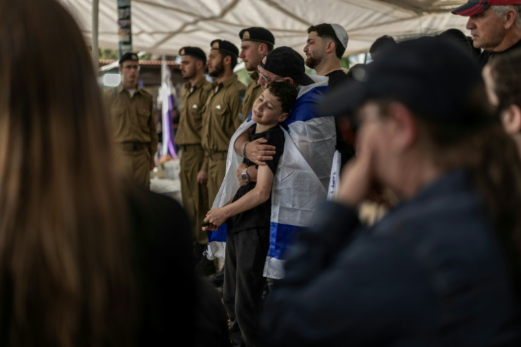 Des proches d'un soldat israélien tué dans le sud du Liban sont réunis pour ses funérailles à Petah Tikva, en banlieue de Tel-Aviv, le 27 avril 2026 ( AFP / Ilia YEFIMOVICH )