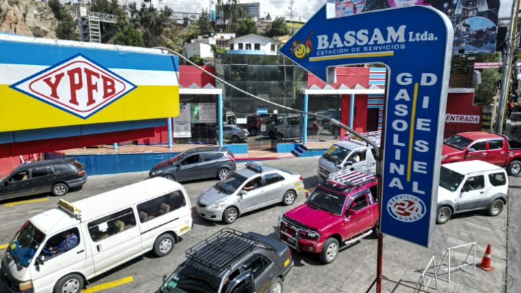 Des véhicules font la queue pour faire le plein dans une station-service à La Paz, le 18 octobre 2025. ( AFP / MARTIN BERNETTI )
