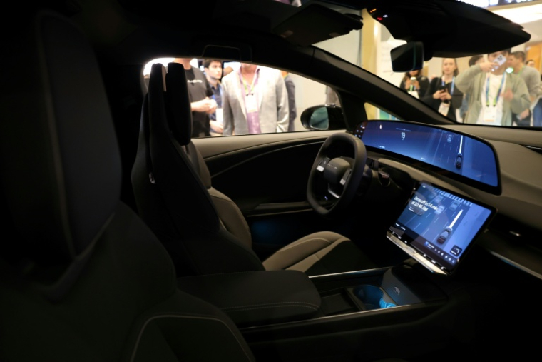 Uber, le constructeur électrique de luxe Lucid et la start-up Nuro dévoilent le 5 janvier 2026 à Las Vegas leur futur robotaxi ( AFP / Patrick T. Fallon )