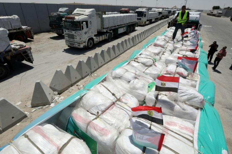 Cargaisons d'aide humanitaire en attente d'entrée dans la bande de Gaza, du côté égyptien du poste-frontière de Rafah, le 6 août 2025 ( AFP / STR )