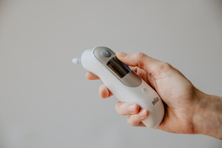 Dès les premiers cas de coronavirus, les Français ont couru se procurer un thermomètre, essentiel pour repérer la fièvre (Crédits photo : Unsplash - Kelly Sikkema )
