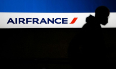 Un passager passe devant le logo d'Air France à l'aéroport Nantes Atlantique à Bouguenai