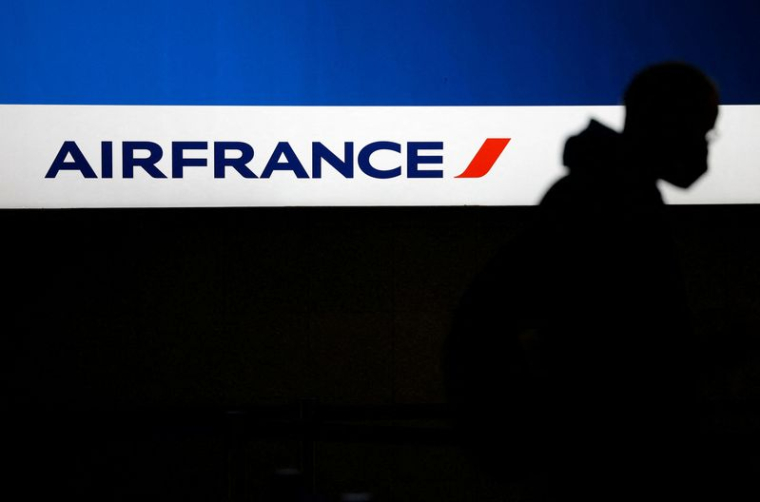Un passager passe devant le logo d'Air France à l'aéroport Nantes Atlantique à Bouguenai
