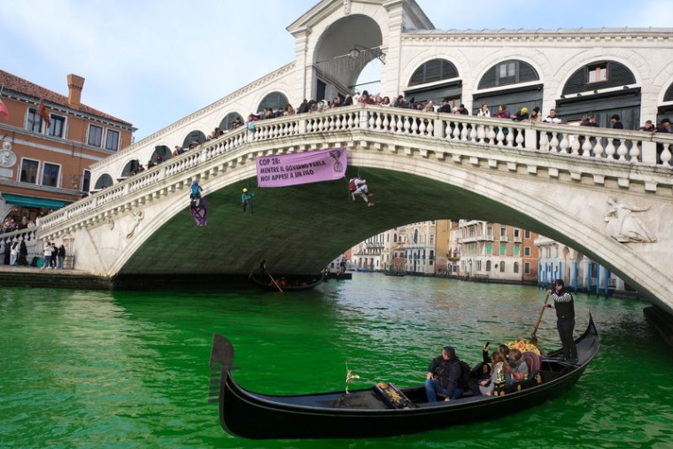 Le Grand canal de Venise, teint en vers par des écologistes italiens