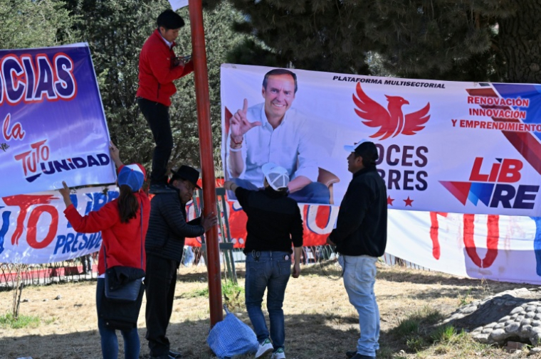 Les partisans de l'ancien président bolivien et candidat à la présidence pour la coalition "Alianza Libre" (Alliance libre), Jorge "Tuto" Quiroga, accrochent une banderole lors de son dernier meeting électoral à Villa Adela, à El Alto, dans le département de La Paz, en Bolivie, le 9 août 2025 ( AFP / AIZAR RALDES )