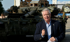 Le sénateur américain Lindsey Graham devant des équipements militaires russes édtruits exposés à Kiev le 26 mai 2023 ( AFP / Sergei SUPINSKY )
