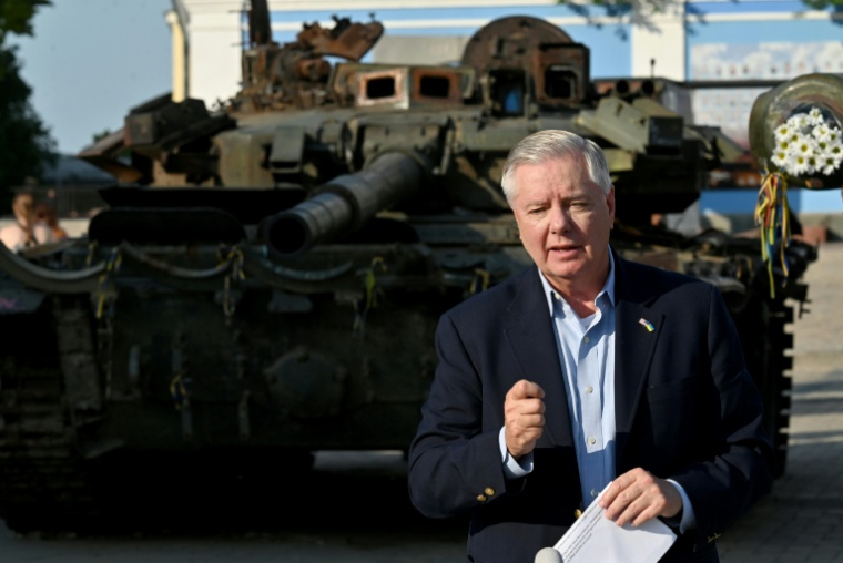 Le sénateur américain Lindsey Graham devant des équipements militaires russes édtruits exposés à Kiev le 26 mai 2023 ( AFP / Sergei SUPINSKY )