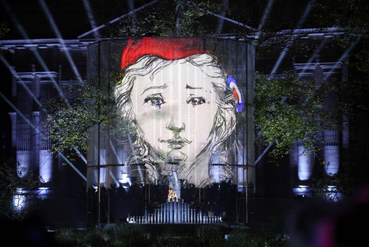 La musicienne franco-camerounaise Ann Shirley se produit lors d'une cérémonie marquant une décennie depuis les attentats du 13 novembre 2015