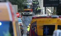 Des policiers et secouristes près du site d'un bâtiment effondré à Madrid, le 7 octobre 2025 en Espagne ( AFP / Thomas COEX )