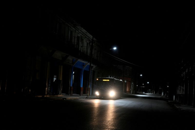 PHOTO DE FICHIER : Cuba s'efforce de rétablir l'électricité après que son réseau se soit effondré pour la deuxième fois en une semaine, en raison d'un blocus pétrolier américain