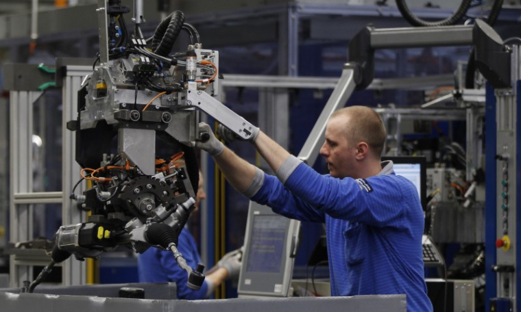 Un ouvrier dans une usine de ThyssenKrupp AG à Muelheim