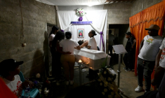 Des proches pleurent sur le cercueil d'un chauffeur tué dans l'attentat à la bombe à Cajibio, dans le département du Cauca, en Colombie, le 27 avril 2026 ( AFP / JOAQUIN SARMIENTO )