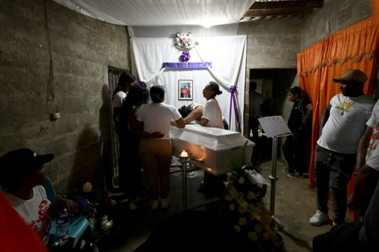 Des proches pleurent sur le cercueil d'un chauffeur tué dans un attentat à la bombe à Cajibio, dans le département du Cauca, en Colombie, le 27 avril 2026 ( AFP / JOAQUIN SARMIENTO )