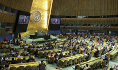 Le secrétaire général de l'ONU, Antonio Guterres, lors de la 11e Conférence d'examen du Traité sur la non-prolifération des armes nucléaires (TNP) au siège des Nations unies à New York, le 27 avril 2026 ( AFP / ANGELA WEISS )