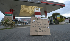La station-service TotalEnergies du Mont-Saint-Michel, sur l'A84 entre Caen et Rennes, fermée le 17 avril 2026 en raison d'une grève des salariés demandant une aide au paiement de leur carburant  ( AFP / Damien MEYER )