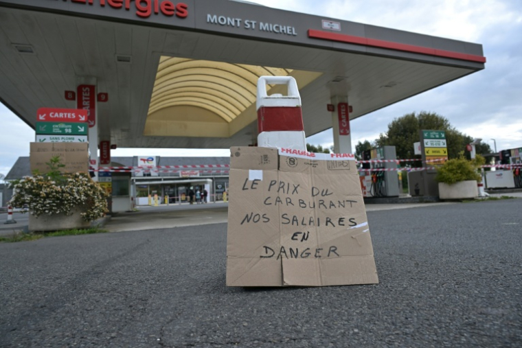 La station-service TotalEnergies du Mont-Saint-Michel, sur l'A84 entre Caen et Rennes, fermée le 17 avril 2026 en raison d'une grève des salariés demandant une aide au paiement de leur carburant  ( AFP / Damien MEYER )