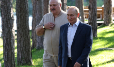 Alexandre Loukachenko et Vladimir Poutine en république de Carélie le 26 juillet 2024. ( POOL / ALEXANDER KAZAKOV )