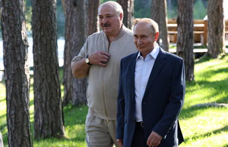 Alexandre Loukachenko et Vladimir Poutine en république de Carélie le 26 juillet 2024. ( POOL / ALEXANDER KAZAKOV )