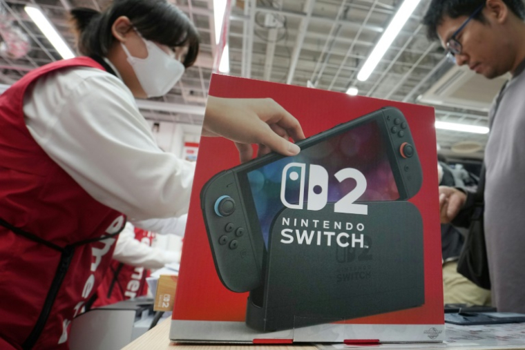 Un client achète une Nintendo Switch 2 dans un magasin d'électronique à Tokyo, le 5 juin 2025 ( AFP / Kazuhiro NOGI )