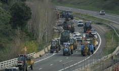 Des agriculteurs à bord de tracteurs bloquent l'autoroute A61, à Floure, le 17 décembre 2025 ( AFP / Idriss BIGOU-GILLES )