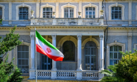 Un drapeau iranien flotte devant le consulat iranien, où des diplomates iraniens rencontrent leurs homologues d'Allemagne, de Grande-Bretagne et de France pour de nouvelles négociations nucléaires, le 25 juillet 2025 à Istanbul, en Turquie ( AFP / Yasin AKGUL )