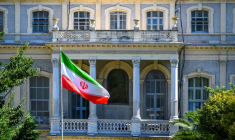 Un drapeau iranien flotte devant le consulat iranien, où des diplomates iraniens rencontrent leurs homologues d'Allemagne, de Grande-Bretagne et de France pour de nouvelles négociations nucléaires, le 25 juillet 2025 à Istanbul, en Turquie ( AFP / Yasin AKGUL )