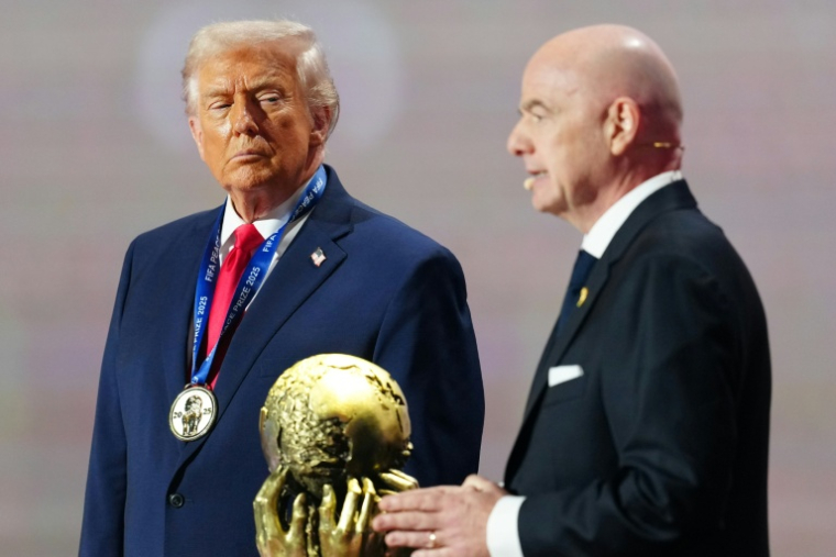 Donald Trump (à gauche) recevant le prix de la Paix de la Fifa des mains de Gianni Infantino le 5 décembre 2025 au Kennedy Center de Washington lors du tirage au sort de la Coupe du monde 2026 de football ( POOL / Jia Haocheng )