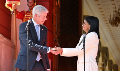 La présidente par intérim du Venezuela, Delcy Rodriguez(à droite), et le ministre américain de l'Energie, Chris Wright (à gauche), après la signature d'accords énergétiques à Caracas, le 2 septembre 2026 ( AFP / Juan BARRETO )