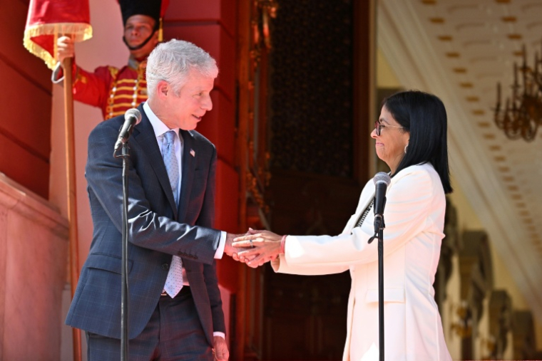 La présidente par intérim du Venezuela, Delcy Rodriguez(à droite), et le ministre américain de l'Energie, Chris Wright (à gauche), après la signature d'accords énergétiques à Caracas, le 2 septembre 2026 ( AFP / Juan BARRETO )