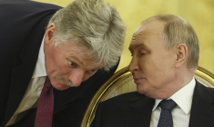 Dmitri Peskov et Vladimir Poutine à Moscou, en Russie, le 8 octobre 2024. ( POOL / SERGEI ILNITSKY )