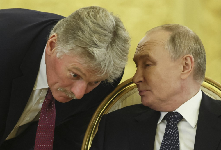 Dmitri Peskov et Vladimir Poutine à Moscou, en Russie, le 8 octobre 2024. ( POOL / SERGEI ILNITSKY )