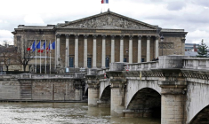 Le drapeau français flotte au sommet du bâtiment de l'Assemblée nationale
