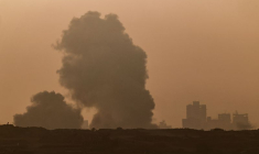 De la fumée s'élève après une frappe aérienne israélienne, près de la frontière entre Israël et Gaza